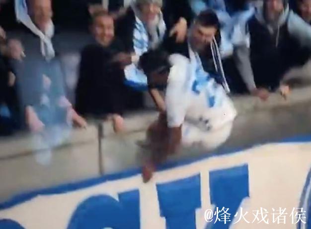 球员庆祝时跳广告牌 掉到1层楼高的深坑:希特勒在任时德国人挖的 球员庆祝时跳广告牌 掉到1层楼高的深坑:希特勒在任时德国人挖的